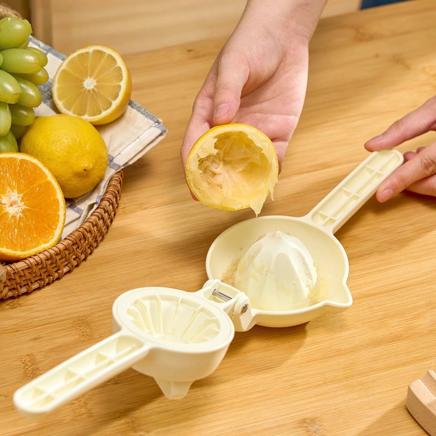 Manual Lemon Squeezer Food Grade Plastic Orange Squeezer Juicer Fruit Juice Press Machine Handle Press Multifunctional Tool